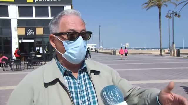 Lo virgen de los Desamparados en procesión por las calles de Valencia en un vehículo especial