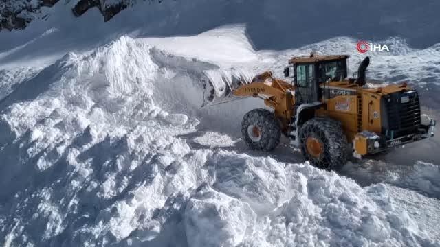 Yoğun kar yağışı nedeniyle ulaşıma kapanan Macahel yolunu açmak için çalışma başlatıldı