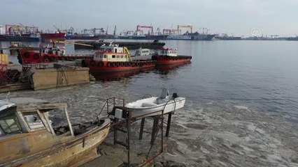 Pendik'te deniz yüzeyinde oluşan beyaz tabaka çevredekileri rahatsız etti