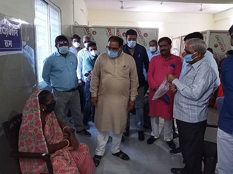 वेक्सीनेशन सेंटर पर भाजपा ने शुरू किया हेल्प डेस्क