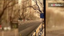 Pechino, nebbia gialla sulla metropoli cinese: tempesta di sabbia e smog si abbatte sulla città