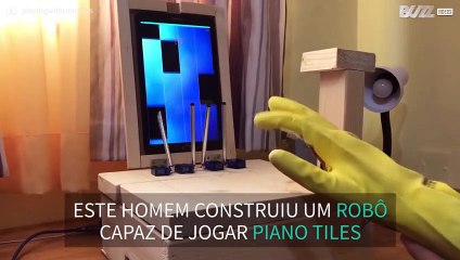 Robô toca piano em tablet