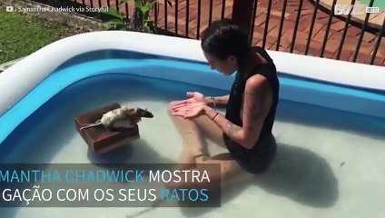 Modelo australiana brinca com os seus ratos na piscina