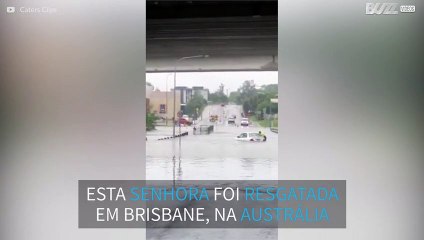 Mulher é resgatada de carro arrastado por inundação na Austrália