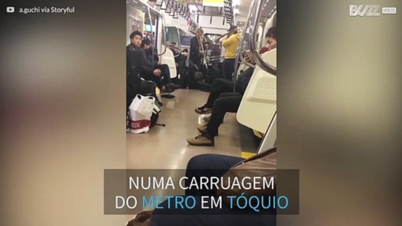 Músicos tocam trombone no metrô de Tóquio