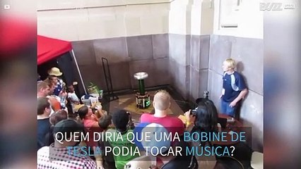 Bobina de Tesla cria música com eletricidade!