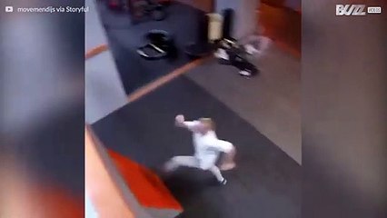 Jovem executa manobras rápidas de parkour