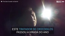 Homem canta para acalmar crocodilos no ano novo