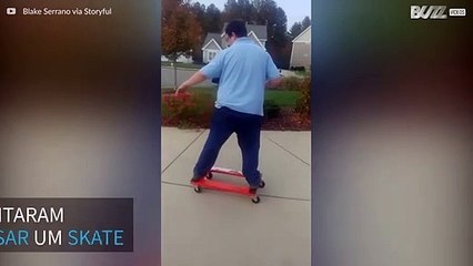 Homem improvisa skate e acaba com uma queda épica!