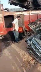 बेकाबू टे्रलर पलटकर कार पर गिरा, पांच लोगों की मौत