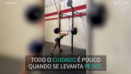 Mulher quase parte o pescoço com exercício físico