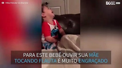 Momento contagiante: Bebê ri quando mãe toca flauta