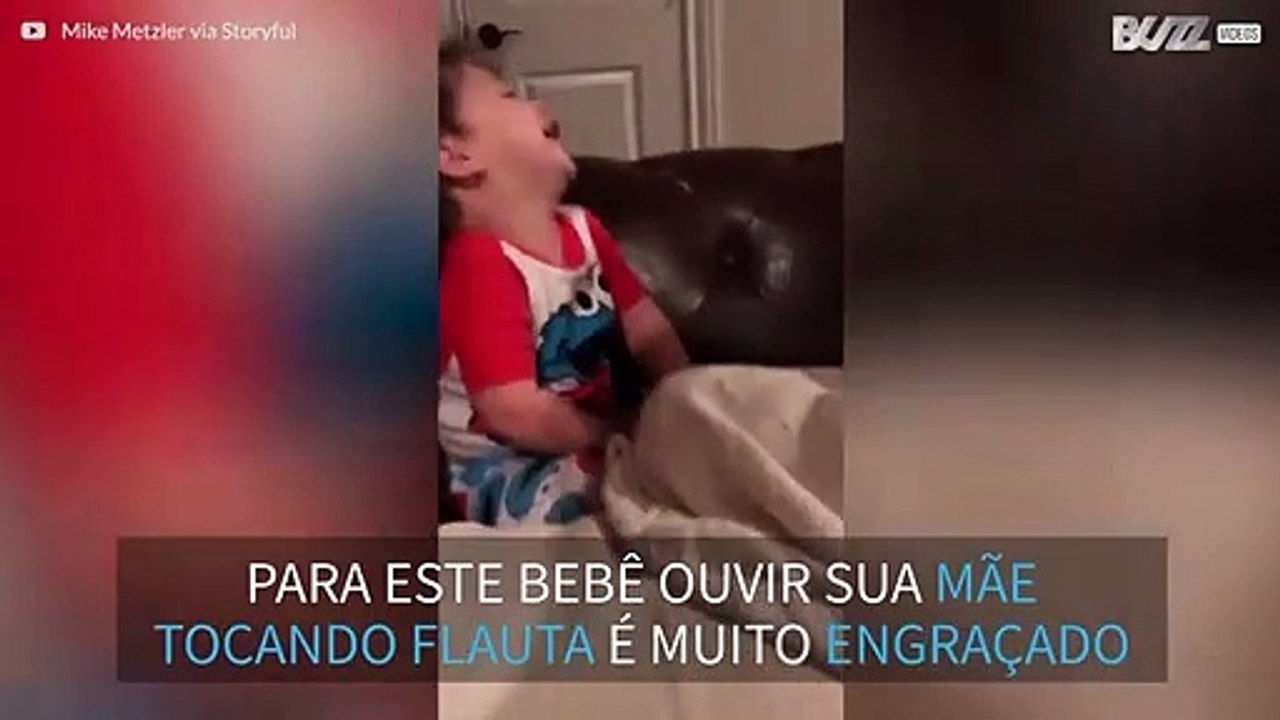 Momento contagiante: Bebê ri quando mãe toca flauta