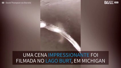 Peixe nada sob lago congelado em vídeo impressionante