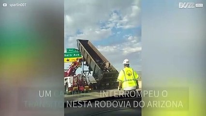 Caminhão fica preso em placas de rodovia 1