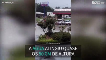 Estrada fica completamente inundada após tempestade