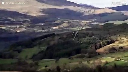 Avião gigante faz manobra impressionante