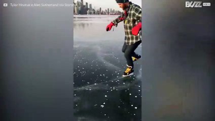 Jovem faz patinação no gelo no porto congelado de Toronto