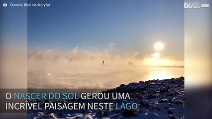Neblina forma bela paisagem em lago nos EUA