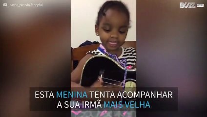 Menina de 3 anos tenta cantar com a irmã música da Broadway