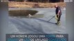 Cão se agarra em corda para ser resgatado de lago congelado!