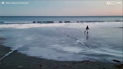 Com o frio intenso nos EUA é possível patinar no gelo... na praia