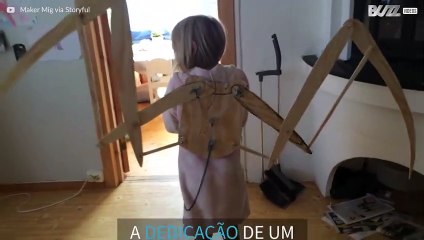 Pai constrói asas para fantasia da filha