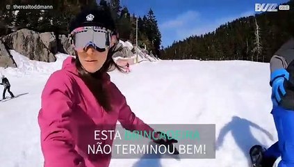 Brincadeira acaba em mergulho na neve