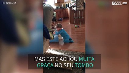 Bebê cai na gargalhada do seu próprio tombo