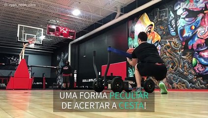 Já imaginou acertar uma cesta com um estilingue?