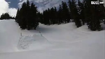 Snowboarder parte capacete em queda assustadora!