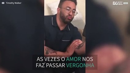 Homem apaixonado mostra todo seu amor pelo celular