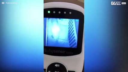 Bebê tenta fugir do berço de qualquer forma!