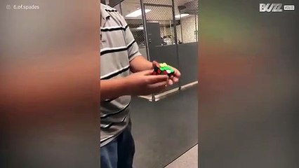 Jovem resolve cubo de Rubik instantaneamente