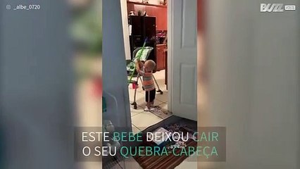 Bebê obcecado com limpezas varre quebra-cabeça