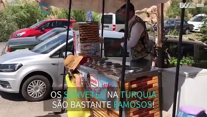 Menina adora a experiência de pedir sorvete na Turquia!
