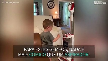 Gêmeos ficam enlouquecidos com botão de aspirador