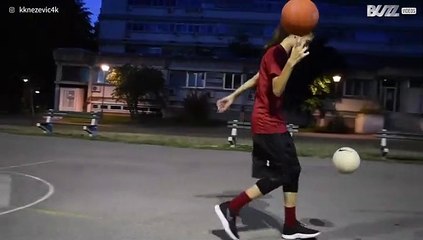 Jovem une basquete e futebol de forma impressionante!