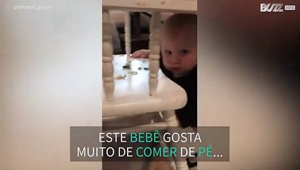 Bebê adora usar cadeira como mesa de jantar!