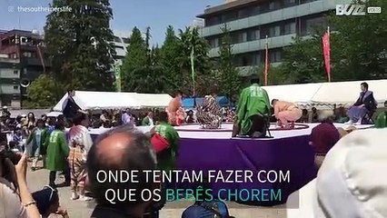 Lutadores de sumô competem para fazerem bebês chorar