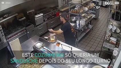 Câmera de segurança capta momento constrangedor de cozinheiro