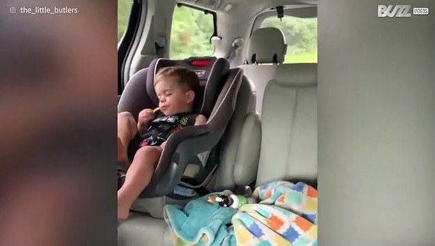 Menino não consegue decidir entre comer ou dormir!