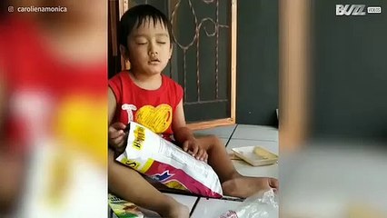 Criança luta contra o sono enquanto como tortilhas