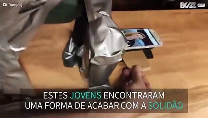 Jovens usam Tinder de forma eficiente com uma furadeira