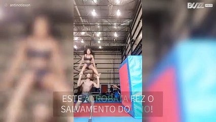 Acrobacia acaba em salvamento impressionante!