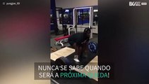 Homem cai no ginásio enquanto exibe músculos!