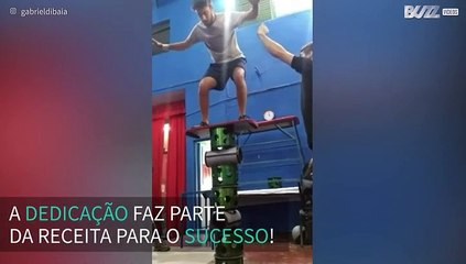 Artista circense faz treino fascinante de equilíbrio