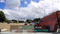 Homem irritado tenta sair de carro em movimento após acidente