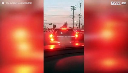 Motorista no trânsito é flagrado usando o Tinder