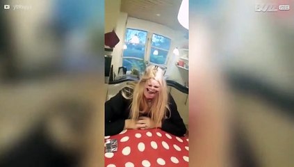 Mulher não consegue parar de rir com filtro de Snapchat